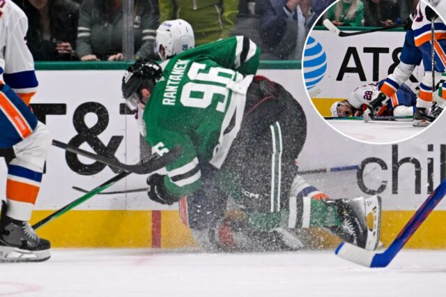 O ala direito do Dallas Stars, Mikko Rantanen (96), é chamado para uma penalidade por má conduta de jogo por abordar o defensor Alexander Romanov (28) do New York Islanders durante o terceiro período no American Airlines Center.