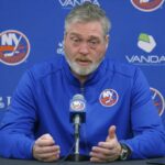 O técnico dos Islanders, Patrick Roy, fala com a mídia no início da semana.