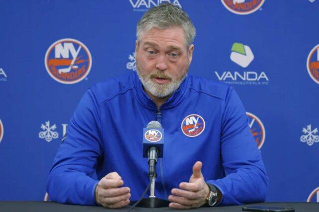 Patrick Roy vê sinais positivos no lamentável jogo de poder O técnico dos Islanders, Patrick Roy, fala com a mídia no início da semana.