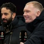 Kobbie Mainoo apela, vestindo a camisa do Manchester United