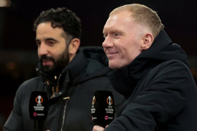 Kobbie Mainoo apela, vestindo a camisa do Manchester United