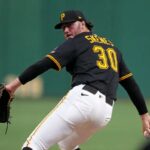 O arremessador do Pittsburgh Pirates, Paul Skenes, faz um discurso durante o segundo turno de um jogo de beisebol contra o Chicago Cubs em Pittsburgh, terça-feira, 16 de setembro de 2025.