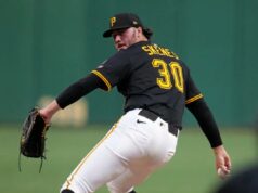 Paul Skenes deixa claras as intenções dos piratas enquanto o boato dos Yankees circula O arremessador do Pittsburgh Pirates, Paul Skenes, faz um discurso durante o segundo turno de um jogo de beisebol contra o Chicago Cubs em Pittsburgh, terça-feira, 16 de setembro de 2025.