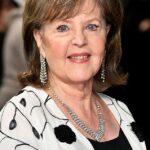 A atriz de Shirley Valentine, Pauline Collins, morreu aos 85 anos, após uma longa batalha contra a doença de Parkinson (foto em 2017)