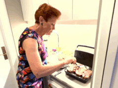 Pauline Hanson cozinha um bife para Barnaby Joyce em sua sanduicheira de escritório Pauline Hanson prepara um jantar de bife para Barnaby Joyce