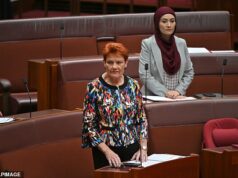 Pauline Hanson é SUSPENSA do Senado em punição severa por façanha de burca e policiais se acumulando por incomodar Mehreen Faruqi e Lidia Thorpe: ‘Até mais, racista’ Pauline Hanson (foto) foi suspensa do Senado por sete dias