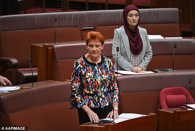 Pauline Hanson é SUSPENSA do Senado em punição severa por Pauline Hanson (foto) foi suspensa do Senado por sete dias