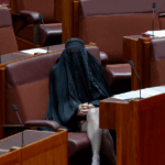 A senadora Lidia Thorpe reage à senadora Pauline Hanson vestindo uma burca no Senado, no Parlamento em Canberra, em 24 de novembro de 2025. Fedpol Foto: Dominic Lorrimer