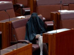 Pauline Hanson usa burca na Câmara do Senado, repetindo a façanha anterior A senadora Lidia Thorpe reage à senadora Pauline Hanson vestindo uma burca no Senado, no Parlamento em Canberra, em 24 de novembro de 2025. Fedpol Foto: Dominic Lorrimer