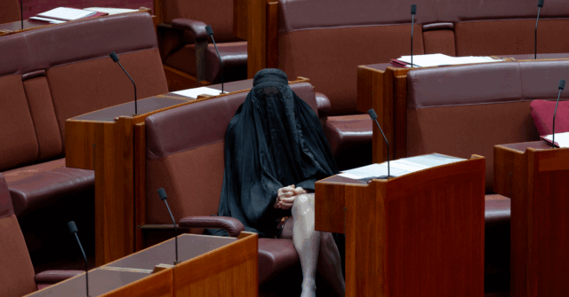 A senadora Lidia Thorpe reage à senadora Pauline Hanson vestindo uma burca no Senado, no Parlamento em Canberra, em 24 de novembro de 2025. Fedpol Foto: Dominic Lorrimer