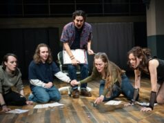 Peça de cinco horas com tema ‘Dungeons & Dragons’ ‘Initiative’ chega ao teatro público de Nova York em meio à crescente aceitação do fandom de RPG pelo Showbiz Peça de cinco horas com tema 'Dungeons & Dragons' 'Initiative' chega ao teatro público de Nova York em meio à crescente aceitação do fandom de RPG pelo Showbiz