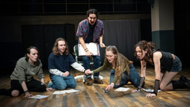 Peça de cinco horas com tema 'Dungeons & Dragons' 'Initiative' chega ao teatro público de Nova York em meio à crescente aceitação do fandom de RPG pelo Showbiz
