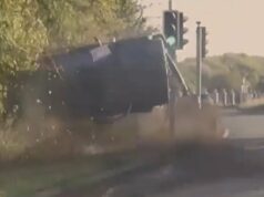 Pedófilo do Reino Unido entrou no trânsito em sentido contrário a caminho do tribunal Pedófilo do Reino Unido entrou no trânsito em sentido contrário a caminho do tribunal