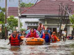 Pelo menos 10 pessoas mortas em inundações e deslizamentos de terra na Indonésia Pelo menos 10 pessoas mortas em inundações e deslizamentos de terra na Indonésia
