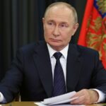 Equipes de resgate limpam os escombros de um prédio residencial que foi fortemente danificado por um ataque russo em Ternopil, na Ucrânia.