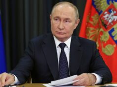 Pelo menos uma ameaça crescente representa perigo existencial para Kiev Equipes de resgate limpam os escombros de um prédio residencial que foi fortemente danificado por um ataque russo em Ternopil, na Ucrânia.