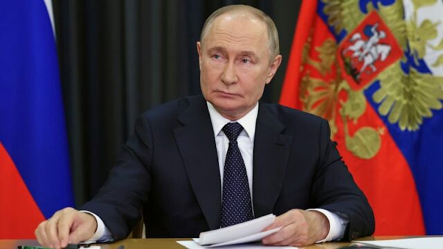 Equipes de resgate limpam os escombros de um prédio residencial que foi fortemente danificado por um ataque russo em Ternopil, na Ucrânia.