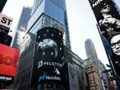 Peloton faz recall de 833.000 bicicletas após relatos de ferimentos The Peloton logo is displayed, center, on the Nasdaq MarketSite