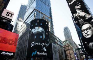 Peloton faz recall de 833.000 bicicletas após relatos de ferimentos The Peloton logo is displayed, center, on the Nasdaq MarketSite