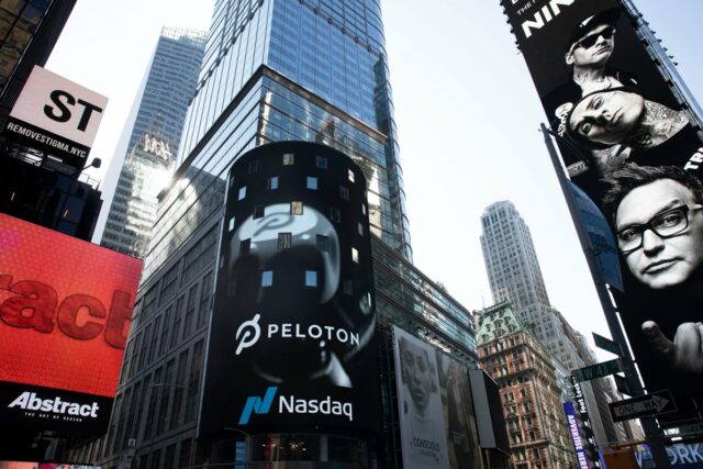 Peloton faz recall de 833.000 bicicletas após relatos de ferimentos The Peloton logo is displayed, center, on the Nasdaq MarketSite