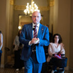 ARQUIVO - O senador Mark Kelly, democrata do Arizona, fala durante a audiência de confirmação do Comitê de Serviços Armados do Senado para Pete Hegseth, a escolha do presidente eleito Donald Trump para ser secretário de Defesa, no Capitólio em Washington, terça-feira, 14 de janeiro de 2025. (AP Photo / Ben Curtis, arquivo)