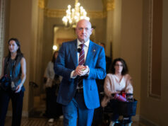 Pentágono investiga democrata alvo de morte por Trump ARQUIVO - O senador Mark Kelly, democrata do Arizona, fala durante a audiência de confirmação do Comitê de Serviços Armados do Senado para Pete Hegseth, a escolha do presidente eleito Donald Trump para ser secretário de Defesa, no Capitólio em Washington, terça-feira, 14 de janeiro de 2025. (AP Photo / Ben Curtis, arquivo)