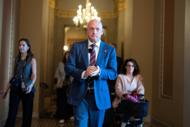 ARQUIVO - O senador Mark Kelly, democrata do Arizona, fala durante a audiência de confirmação do Comitê de Serviços Armados do Senado para Pete Hegseth, a escolha do presidente eleito Donald Trump para ser secretário de Defesa, no Capitólio em Washington, terça-feira, 14 de janeiro de 2025. (AP Photo / Ben Curtis, arquivo)