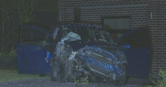 Perseguição policial termina após carro bater em árvore no oeste de Sydney
