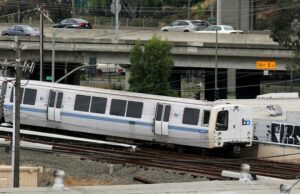 Pessoa possivelmente atropelada por trem BART em Oakland Pessoa possivelmente atropelada por trem BART em Oakland