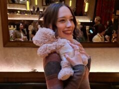 Pete Davidson beija a namorada grávida Elsie no luxuoso chá de bebê enquanto se prepara para a paternidade Pete Davidson, 32, e sua namorada grávida Elsie Hewitt, 29, trocaram um beijo doce durante seu chá de bebê íntimo com amigos próximos e entes queridos