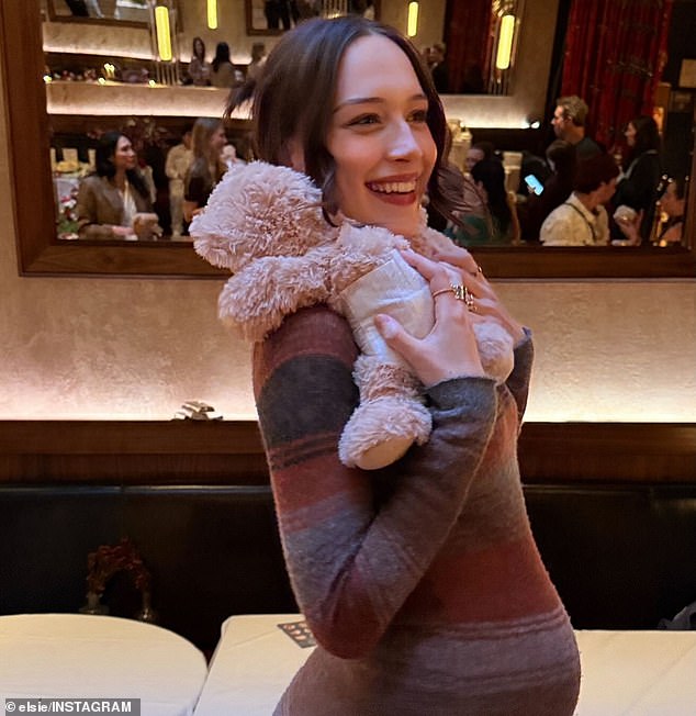 Pete Davidson beija a namorada grávida Elsie no luxuoso chá Pete Davidson, 32, e sua namorada grávida Elsie Hewitt, 29, trocaram um beijo doce durante seu chá de bebê íntimo com amigos próximos e entes queridos