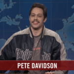 Pete Davidson retorna à mesa do Weekend Update para explicar o Riyadh Comedy Festival