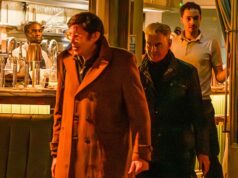 Pierce Brosnan se reconcilia com seu filho distante, Christopher, para uma refeição em família, vinte anos depois de cortar o contato devido ao seu vício em drogas Pierce Brosnan se reconciliou com seu filho distante, Christopher, 20 anos depois que o ator revelou que o interrompeu por sua recusa em abandonar o vício em drogas; na foto da esquerda para a direita - Christopher, Pierce e Dylan