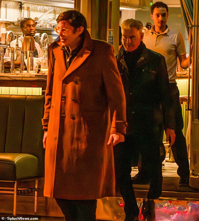 Pierce Brosnan se reconcilia com seu filho distante, Christopher, para Pierce Brosnan se reconciliou com seu filho distante, Christopher, 20 anos depois que o ator revelou que o interrompeu por sua recusa em abandonar o vício em drogas; na foto da esquerda para a direita - Christopher, Pierce e Dylan