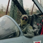 Uma visão da cabine mostra um Mirage destruindo seu alvo nos campos.