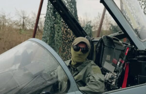 Piloto ucraniano diz que seu caça francês Mirage 2000 tem uma taxa de mortalidade de 98% contra drones e mísseis russos Uma visão da cabine mostra um Mirage destruindo seu alvo nos campos.