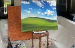 Pintura ‘inestimável’ tirada em caso suspeito de recompensa de rua equivocada Rachael Egan estava se mudando para casa em Erskineville na tarde de terça-feira, quando percebeu que a peça central de sua primeira exposição individual havia desaparecido da calçada.