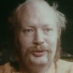 Uma placa redonda azul com escrita branca dizendo Sam Green foi vereador do condado de Durham de 1972 a 1979 e morava em 40 The Avenue. Também diz que Green foi um verdadeiro pioneiro e o primeiro vereador abertamente gay a ser eleito na Grã-Bretanha e que representou o distrito de Crossgate.