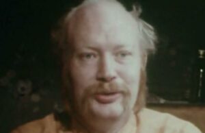 Placa revelada em homenagem a político gay pioneiro Uma placa redonda azul com escrita branca dizendo Sam Green foi vereador do condado de Durham de 1972 a 1979 e morava em 40 The Avenue. Também diz que Green foi um verdadeiro pioneiro e o primeiro vereador abertamente gay a ser eleito na Grã-Bretanha e que representou o distrito de Crossgate.