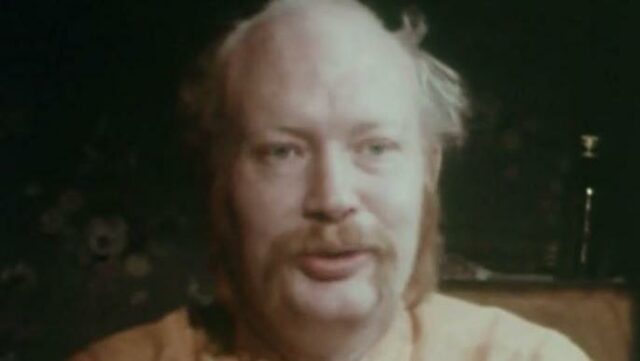 Placa revelada em homenagem a político gay pioneiro Uma placa redonda azul com escrita branca dizendo Sam Green foi vereador do condado de Durham de 1972 a 1979 e morava em 40 The Avenue. Também diz que Green foi um verdadeiro pioneiro e o primeiro vereador abertamente gay a ser eleito na Grã-Bretanha e que representou o distrito de Crossgate.