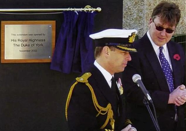 Placas reveladas por Andrew Mountbatten-Windsor nas Ilhas Malvinas são removidas Quatro placas nas Ilhas Malvinas que foram inauguradas pelo desgraçado ex-príncipe Andrew Mountbatten-Windsor (foto) foram removidas após sua queda em desgraça