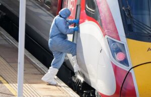 Polícia britânica divulga detalhes sobre suspeitos após ataque ‘chocante’ a trem, atualização sobre vítimas Polícia britânica divulga detalhes sobre suspeitos após ataque 'chocante' a trem, atualização sobre vítimas