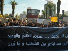 Polícia da Tunísia prende figura da oposição Chaima Issa durante protesto Polícia da Tunísia prende figura da oposição Chaima Issa durante protesto