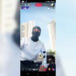 A polícia israelense apontando para o interior de um carro. (crédito: POLÍCIA DE ISRAEL)