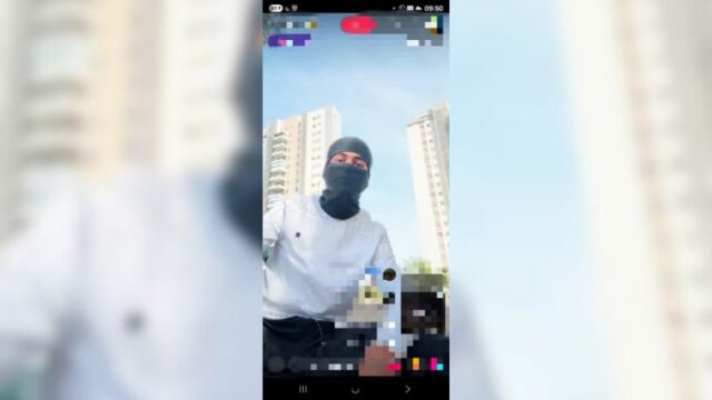 Polícia de Israel prende dois suspeitos, frustrando potencial ataque terrorista A polícia israelense apontando para o interior de um carro. (crédito: POLÍCIA DE ISRAEL)