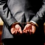 Um homem algemado nas costas em um tribunal. Polícia sul-coreana relata 5.196 prisões em investigação de jogos cibernéticos que durou um ano