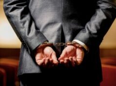 Polícia sul-coreana relata 5.196 prisões em investigação de jogos cibernéticos que durou um ano Um homem algemado nas costas em um tribunal. Polícia sul-coreana relata 5.196 prisões em investigação de jogos cibernéticos que durou um ano