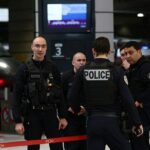 A polícia francesa imobilizou um homem empunhando uma faca na estação ferroviária de Montparnasse, em Paris, na sexta-feira, informou a promotoria de Paris.