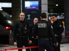 Polícia usa arma de fogo para deter homem com faca que ‘ameaçou matar esposa e filhos’ na estação ferroviária de Paris A polícia francesa imobilizou um homem empunhando uma faca na estação ferroviária de Montparnasse, em Paris, na sexta-feira, informou a promotoria de Paris.