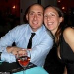 Brian DiBiasi (à esquerda), 40, e sua colega policial, Elizabeth DiBiasi (à direita), 43, foram presos em janeiro após supostamente compartilharem imagens suas nuas com seus filhos ao fundo